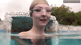 Young babe Emie Amfibia gets orgasms in the swimming pool